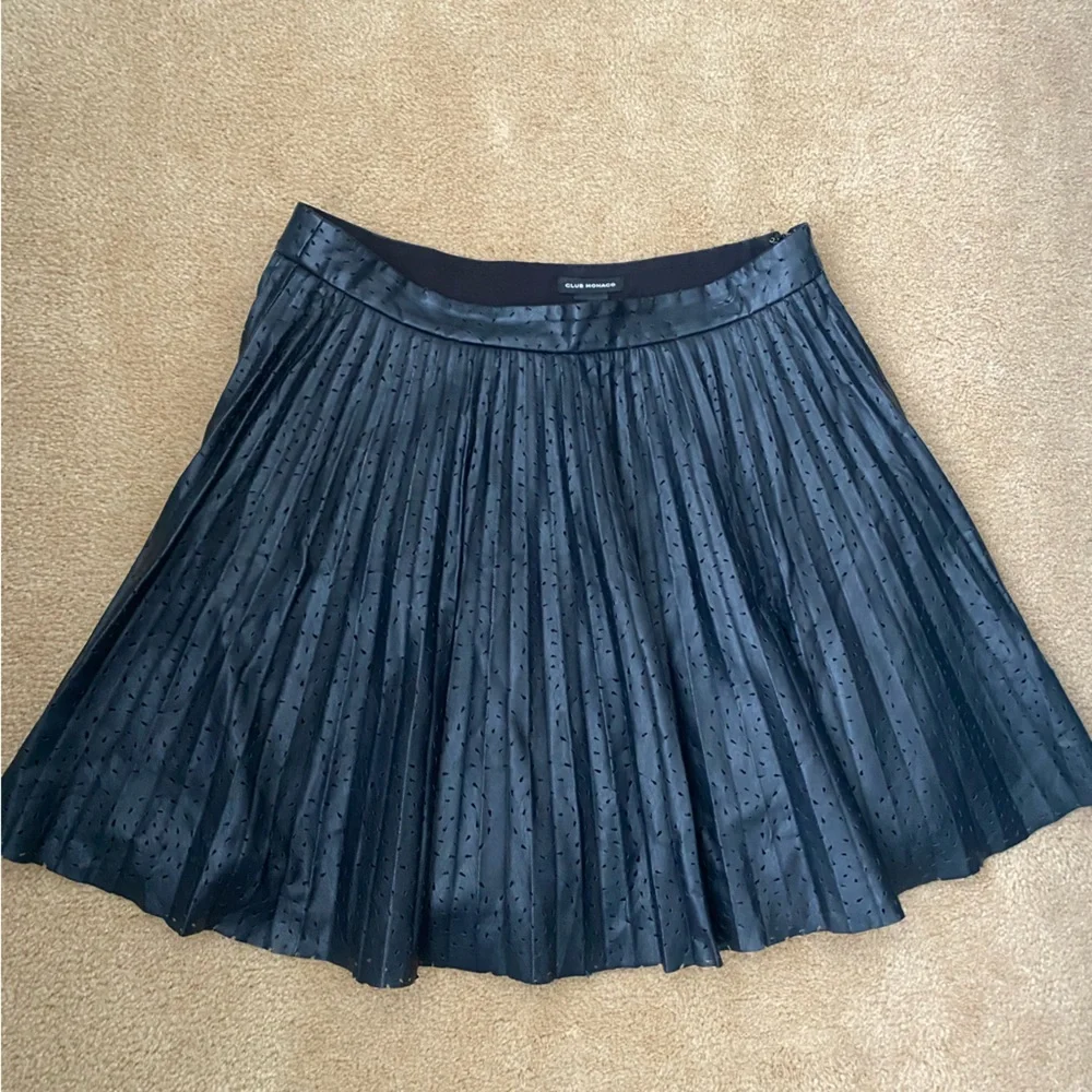 Club Monaco Mairin faux leather laser cut pleated skirt Size 6 - Picture 1 of 6
